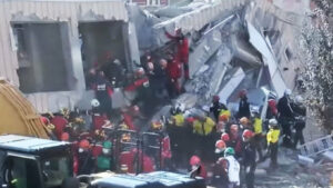 Κωνσταντινούπολη: Τραγική κατάληξη στις έρευνες στο κτίριο που κατέρρευσε - Νεκροί και οι δύο γονείς που έψαχναν
