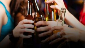 Ηλεία: Στο νοσοκομείο 16χρονος μετά από κατανάλωση αλκοόλ στα Λεχαινά - ανηλίκων