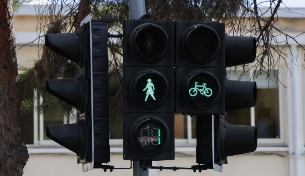 Κύπρος: Φανάρια με γυναικεία φιγούρα για το πράσινο και το κόκκινο