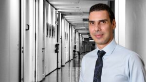 Προς μετωπική Άδωνι - Θεμιστοκλέους με φόντο την είσοδο των ασφαλιστικών στα δημόσια νοσοκομεία