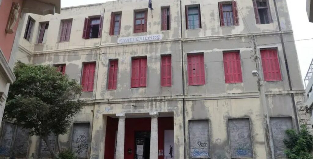 Έφοδος της ΕΛΑΣ στην κατάληψη του Ευαγγελισμού στο Ηράκλειο της Κρήτης - Έξι προσαγωγές για την επίθεση στον Βορίδη