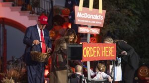 Σόου Τραμπ για το Halloween στον Λευκό Οίκο: Το high 5 με τον «μίνι» σωσία του και το κοριτσάκι που του ζήτησε γλυκά