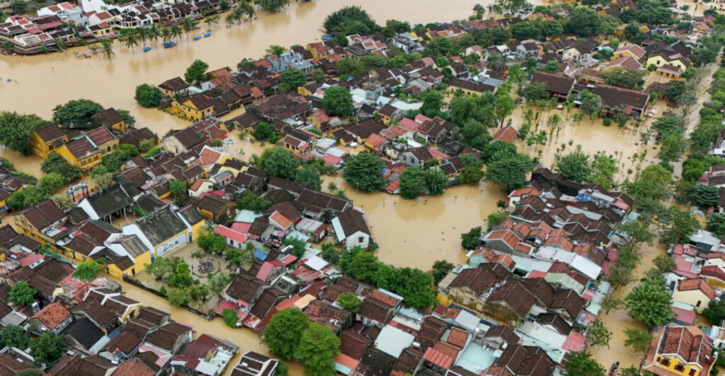 Βιετνάμ: Τουλάχιστον 13 οι νεκροί και 11 οι αγνοούμενοι από τις πλημμύρες
