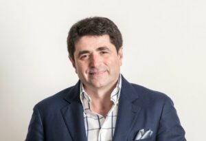 Οξεία δυσαρέσκεια στην οικογένεια Βαρδινογιάννη και δύο ακόμη μεγάλους καναλάρχες, από την προσπάθεια να εμφανιστεί ο Ντράγκαν Σόλακ της United Media, ως «πράκτορας των Ρώσων» με αφορμή την έλευση της Κίμπερλι Γκιλφόιλ στην Αθήνα!