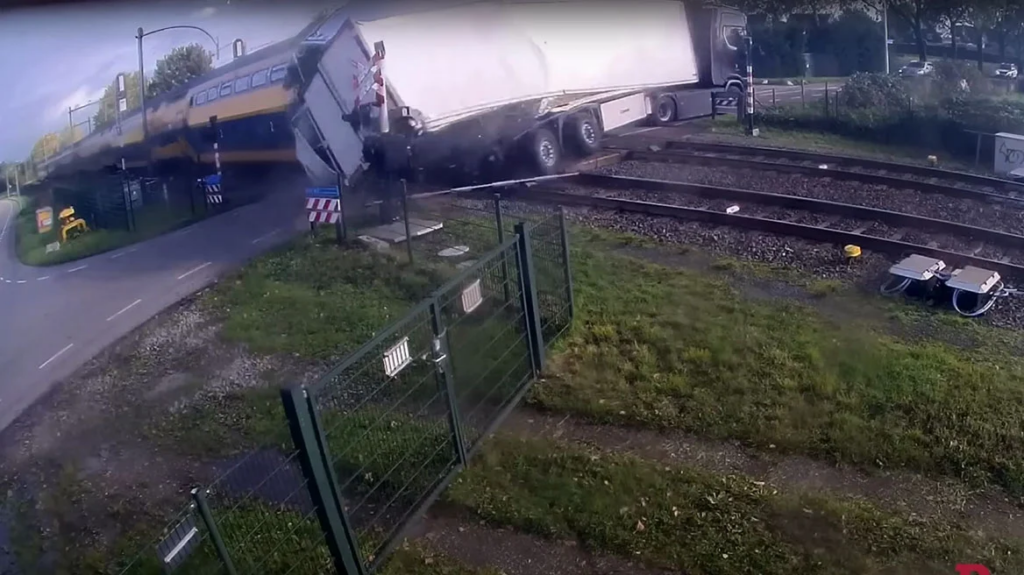 Φορτηγό συγκρούστηκε με τρένο στην Ολλανδία - Δείτε το βίντεο