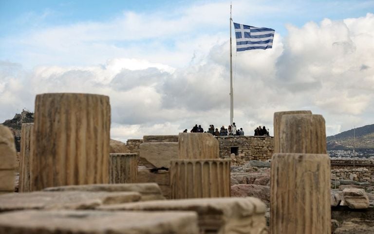 Στα επίπεδα του 2009, ήτοι πριν από τη 10ετή κρίση, θα μειωθεί το 2026 το δημόσιο χρέος.