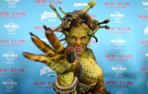 «Μην κοιτάξετε» - Η Χάιντι Κλουμ μεταμορφώθηκε σε Μέδουσα για το Halloween