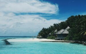 Οι Μαλδίβες πρωτοπορούν απαγορεύοντας σε όποιον γεννήθηκε μετά την 1η Ιανουαρίου του 2007 να αγοράζει ή να χρησιμοποιεί καπνό, με στόχο την «προώθηση μιας γενιάς χωρίς τσιγάρο»