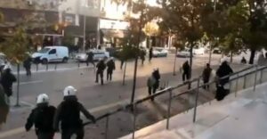 Επεισόδια έξω από τα δικαστήρια Θεσσαλονίκης λίγο πριν τη δίκη για τη δολοφονία Καμπανού - Δύο συλλήψεις