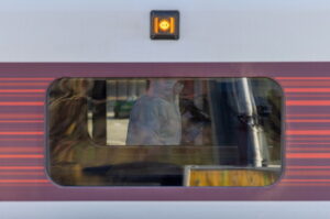 Επίθεση σε τρένο στην Αγγλία: Σε κρίσιμη κατάσταση ο εργαζόμενος-ήρωας που επενέβη για να σταματήσει τον δράστη