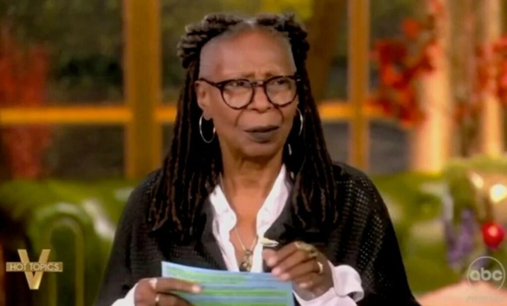 Ένταση στον αέρα του «The View»: Η Γούπι Γκόλντμπεργκ έσκισε σημείωμα που της ζητούσε να διευκρινίσει σχόλιό της για τον Τραμπ