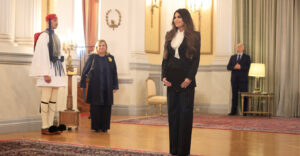 Η Κίμπερλι Γκιλφόιλ υπέβαλε τα διαπιστευτήριά της στον Τασούλα - Ο διάλογος που είχαν μπροστά στις κάμερες