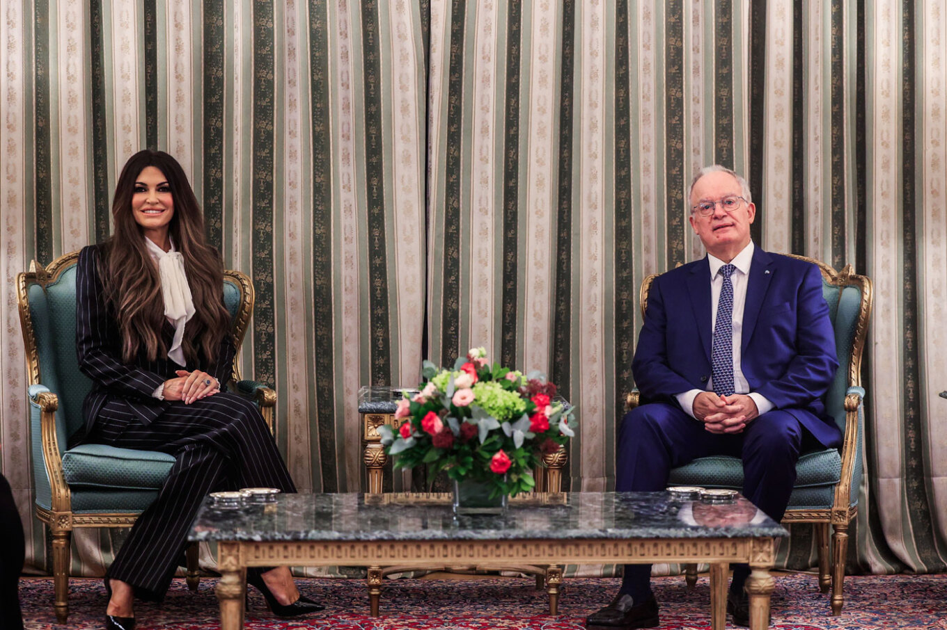 Η Κίμπερλι Γκιλφόιλ υπέβαλε τα διαπιστευτήριά της στον Τασούλα - Ο διάλογος που είχαν μπροστά στις κάμερες