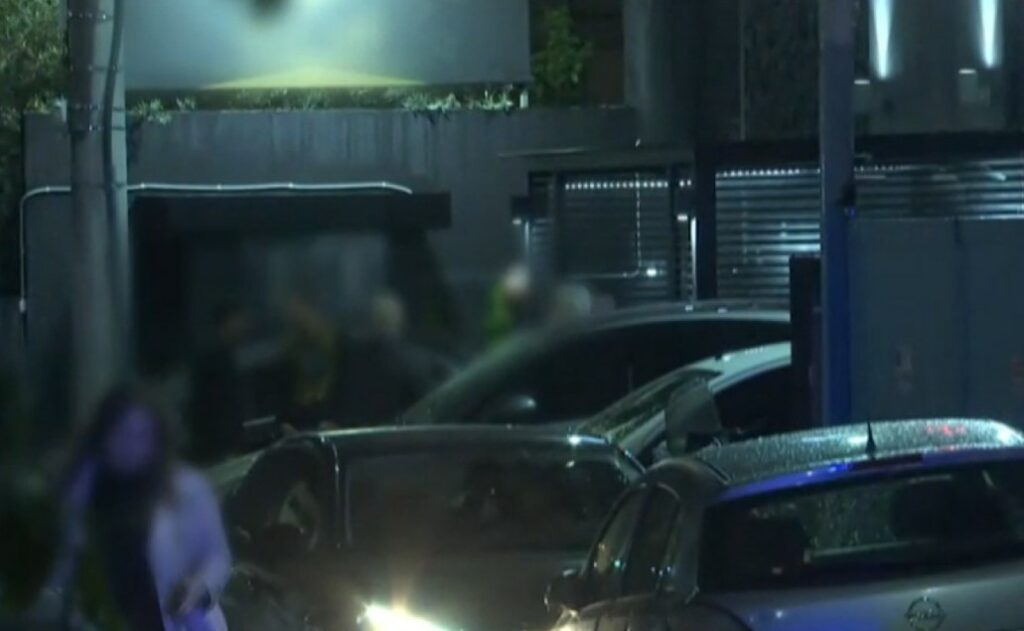 Μπουρνάζι: Έκρηξη έξω από το νυχτερινό κέντρο, στο οποίο είχε πέσει νεκρός 37χρονος από μαχαίρωμα