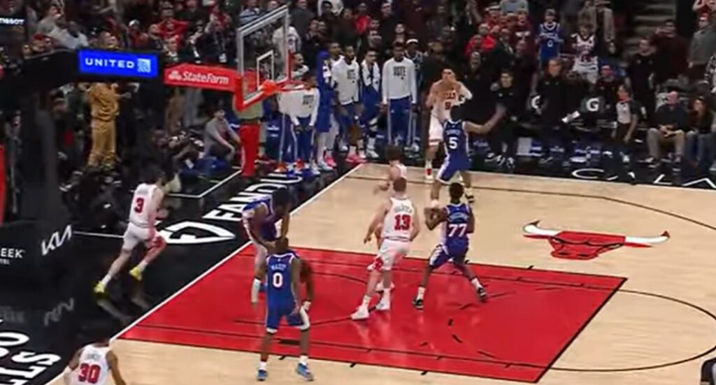 NBA: Οι Μπουλς γύρισαν από το -24 και κέρδισαν τους Σίξερς με τρίποντο του Βούτσεβιτς στο φινάλε