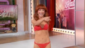 Κάθι Γκρίφιν: Εμφανίστηκε σε τηλεοπτική εκπομπή με μπικίνι και γόβες