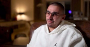 «Χειρότεροι και από Ναζί»: 21χρονος Ισραηλινός μιλά για τη σεξουαλική κακοποίηση που υπέστη στα χέρια των βασανιστών του στη Γάζα