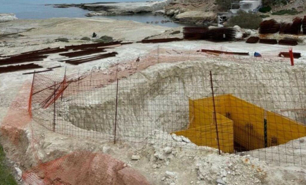 Μήλος: Μπλόκο στις βίλες κοντά στο Σαρακήνικο – Ζητείται ανάκληση και δεύτερης οικοδομικής άδειας