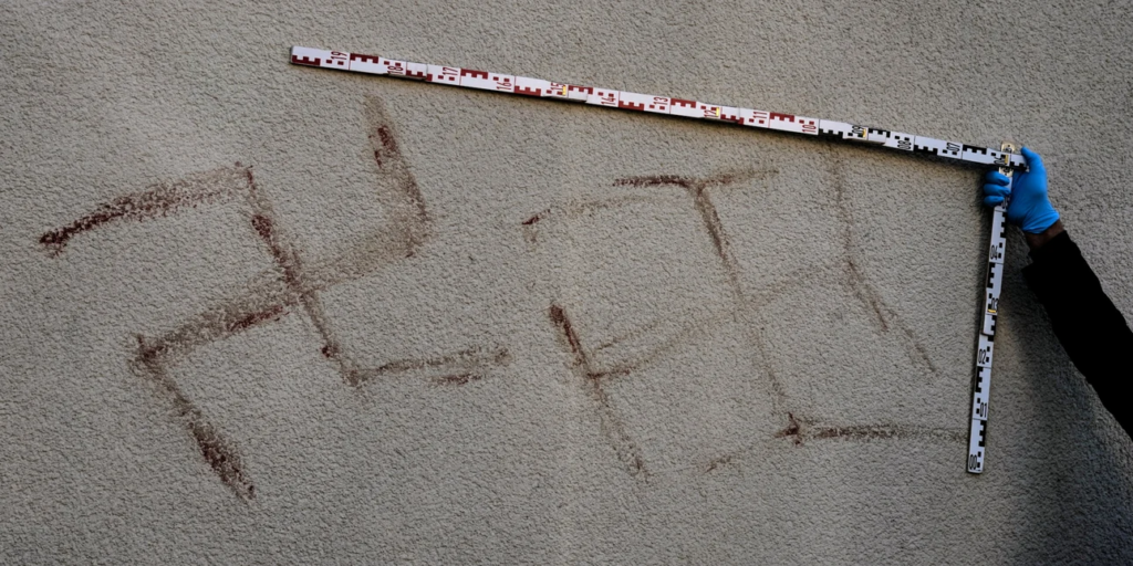 Σβάστικες σχεδιασμένες με αίμα εντοπίστηκαν σε κτίρια και αμάξια στη Γερμανία