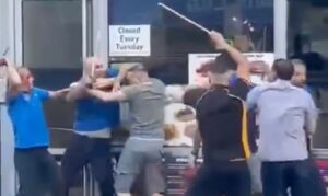 Ουαλία: Άγριος καβγάς αντίπαλων οικογενειών Τούρκων με σούβλες κεμπάπ - Δείτε βίντεο