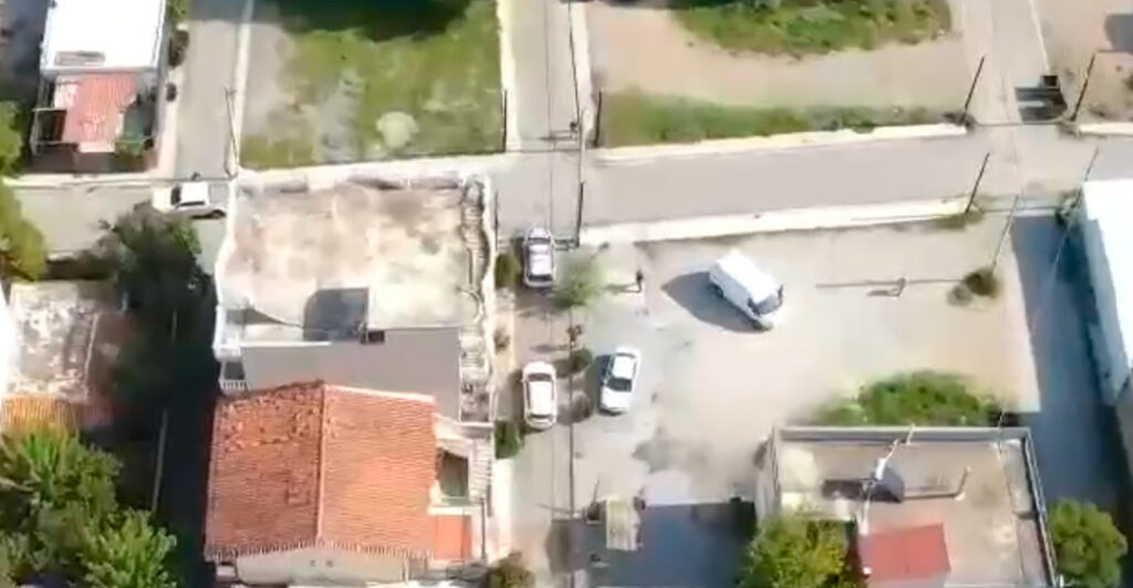 Έφοδος της ΕΛ.ΑΣ σε σπίτια-καταστήματα διακίνησης ναρκωτικών στα Άνω Λιόσια - Δείτε βίντεο από drone