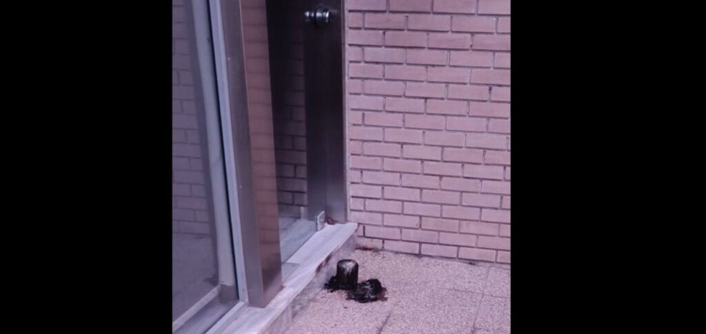 Γκαζάκι έξω από τα γραφεία της Ομάδας Αλήθειας