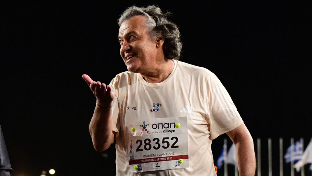 42ος Αυθεντικός Μαραθώνιος: Χειροκροτήματα και συγκίνηση για τον δρομέα που τερμάτισε τελευταίος