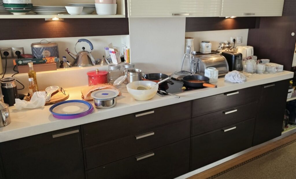 Ο Δημήτρης Παπαστεργίου αυτοτρολάρεται για το ΣΚ χωρίς τη σύζυγό του - «To δύσκολο είναι τα μηχανήματα του διαβόλου στην κουζίνα»