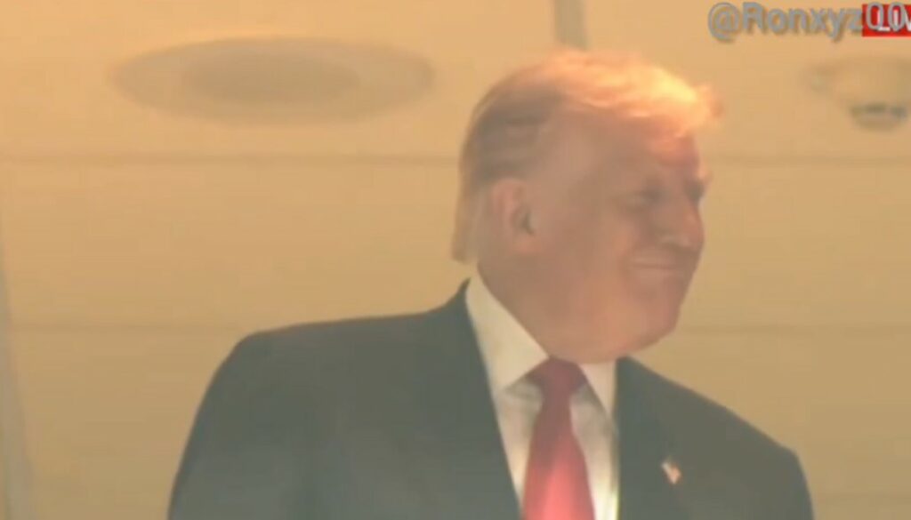 O Τραμπ αποδοκιμάστηκε σε αγώνα του NFL στην Ουάσινγκτον - Δείτε βίντεο