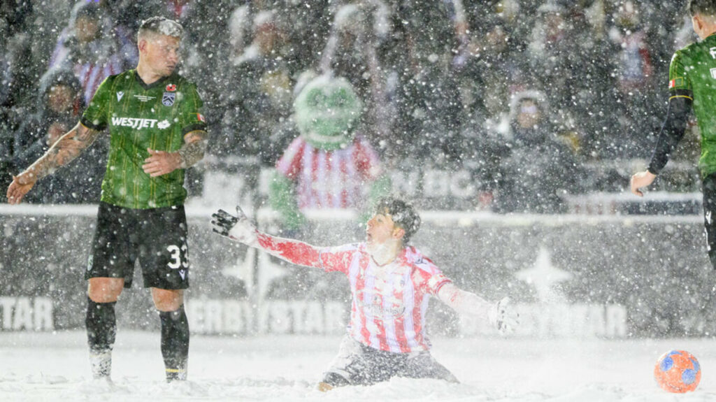 Καναδάς: Απίστευτο γκολ σε χιονισμένο γήπεδο σε τελικό πρωταθλήματος - BINTEO