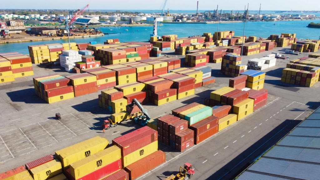 Αναστέλλει τα ειδικά λιμενικά τέλη στα αμερικανικά πλοία η Κίνα