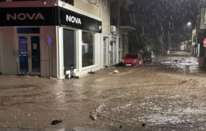 Λέσβος: Προβλήματα από την κακοκαιρία - Πλημμύρισαν δρόμοι και σπίτια σε Καλλονή και Σκάλα, κλειστά τα σχολεία
