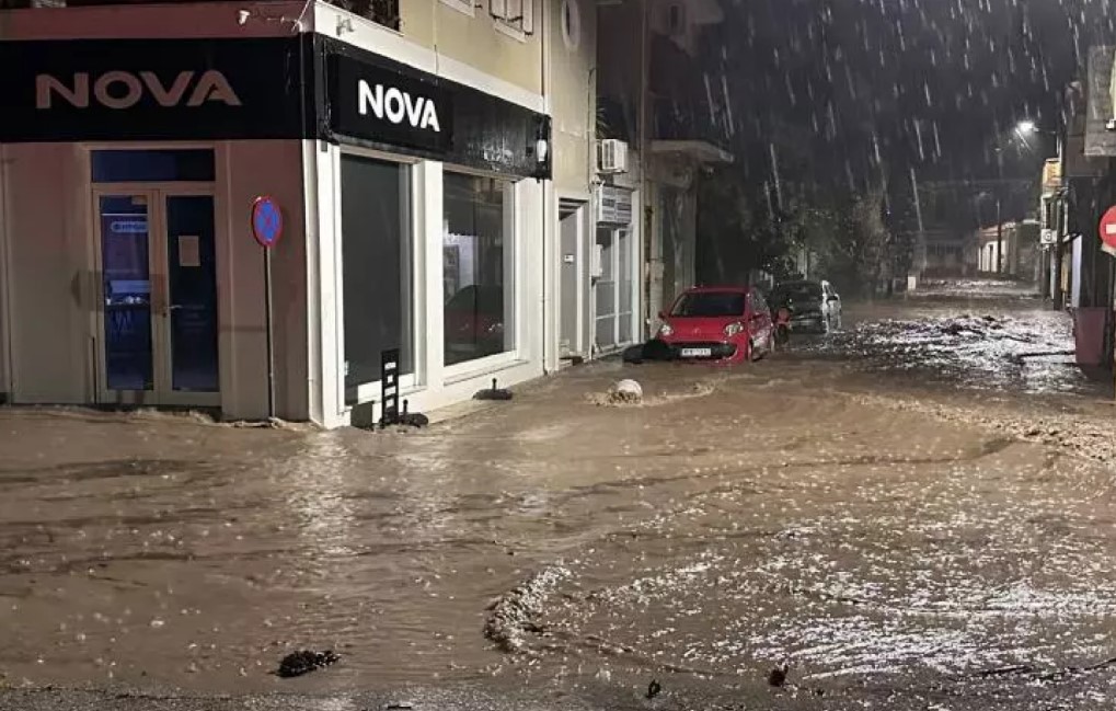 Λέσβος: Προβλήματα από την κακοκαιρία - Πλημμύρισαν δρόμοι και σπίτια σε Καλλονή και Σκάλα, κλειστά τα σχολεία