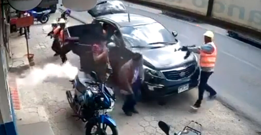 Γουατεμάλα: Άγρια δολοφονία στη μέση του δρόμου - Εκτελεστές ντυμένοι ως εργάτες σκότωσαν 52χρονο εργολάβο - ΒΙΝΤΕΟ