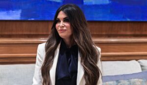 «Πρέσβης» ή «πρέσβειρα» - Η ανάρτηση του Γιώργου Μπαμπινιώτη για τον τίτλο της Κίμπερλι Γκίλφοϊλ