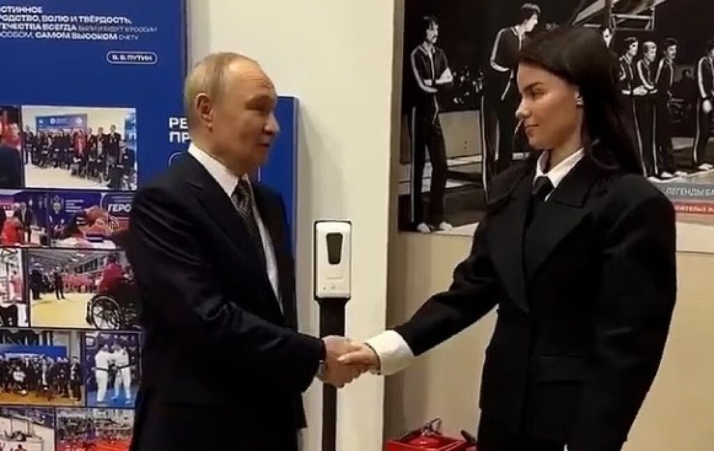 Νέες θεωρίες για την υγεία του Πούτιν - Οι διογκωμένες φλέβες στη διάρκεια χειραψίας - ΒΙΝΤΕΟ