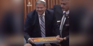 Γλυκά κέρασε ο Ιταμάρ Μπεν-Γκβιρ στη Κνεσέτ όταν πέρασε η θανατική ποινή για τρομοκράτες