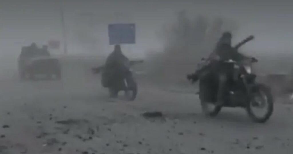 Ρώσοι στρατιώτες μπαίνουν στην πόλη Ποκρόφσκ της Ουκρανίας με κάλυψη από την ομίχλη - ΒΙΝΤΕΟ