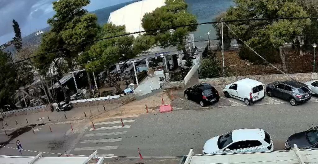 Η στιγμή που ο άνεμος ξηλώνει σκέπαστρο εστιατορίου στο Καβούρι - Δείτε βίντεο