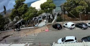 Η στιγμή που ο άνεμος ξηλώνει σκέπαστρο εστιατορίου στο Καβούρι - Δείτε βίντεο