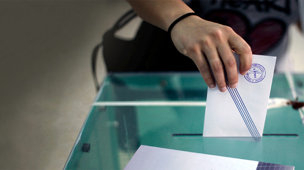 Δημοσκόπηση RealPolls: Πάνω από το 30% στην εκτίμηση η ΝΔ, 17 μονάδες πίσω το ΠΑΣΟΚ, πτώση τριών μονάδων για την Πλεύση