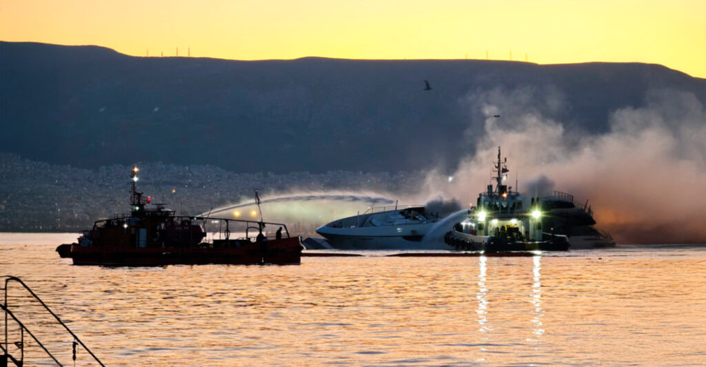 Φωτιά σε τέσσερα σκάφη στη Μαρίνα Ζέας: Βυθίστηκαν τα τρία - Δείτε βίντεο και φωτογραφίες
