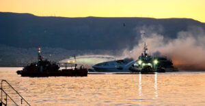 Φωτιά σε τέσσερα σκάφη στη Μαρίνα Ζέας: Βυθίστηκαν τα τρία - Δείτε βίντεο και φωτογραφίες