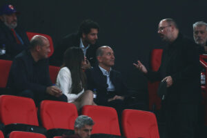 Κίμπερλι Γκιλφόιλ: Στο ΣΕΦ για τον αγώνα Ολυμπιακός-Ζαλγκίρις - Συνομίλησε και με τον Λάνθιμο - ΕΙΚΟΝΕΣ