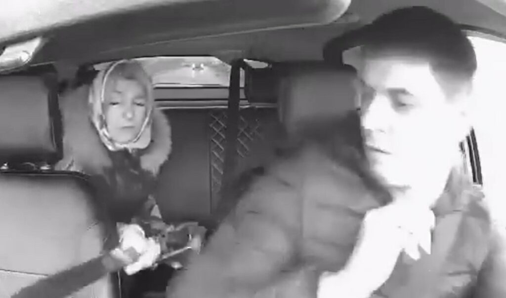 Ρωσία: Γυναίκα έβγαλε ματσέτα επειδή δεν της άρεσε το τραγούδι που διάλεξε ο ταξιτζής - Δείτε βίντεο