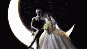 Ιαπωνία: Γυναίκα παντρεύτηκε τον AI σύντροφο που δημιούργησε - Φορούσε γυαλιά VR στην τελετή για να τον βλέπει