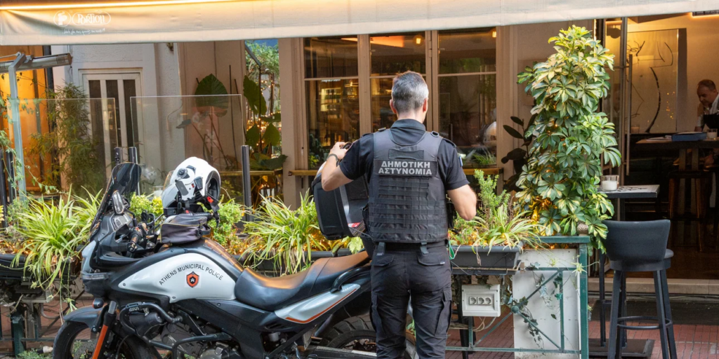 Τουλάχιστον 163 καταστήματα έχει σφραγίσει ο Δήμος Αθηναίων για κατάληψη κοινόχρηστου χώρου