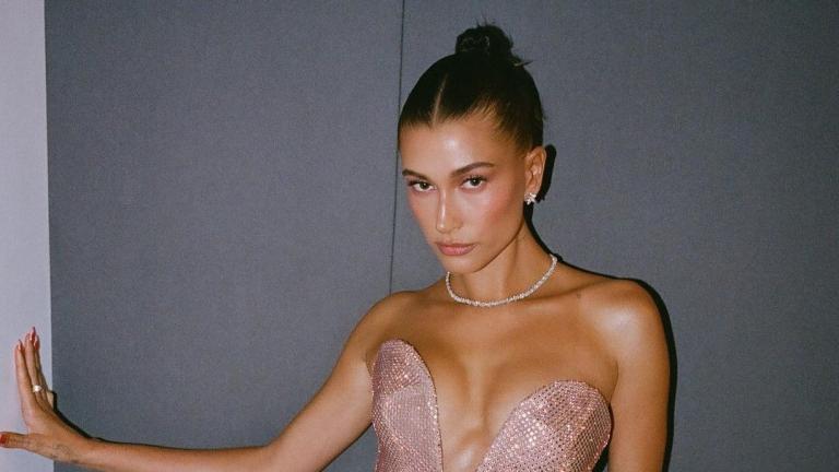 Χέιλι Μπίμπερ: Με διάφανο, αποκαλυπτικό φόρεμα στο κόκκινο χαλί