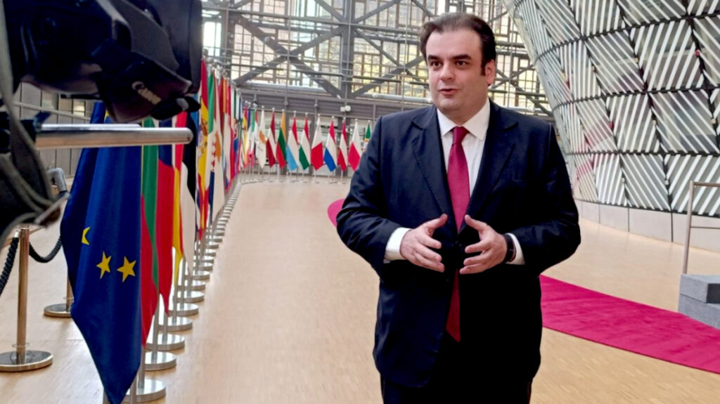 Κ. Πιερρακάκης στο Bloomberg: Στόχος το ελληνικό χρέος να πέσει κάτω από το 120% μέχρι το 2030