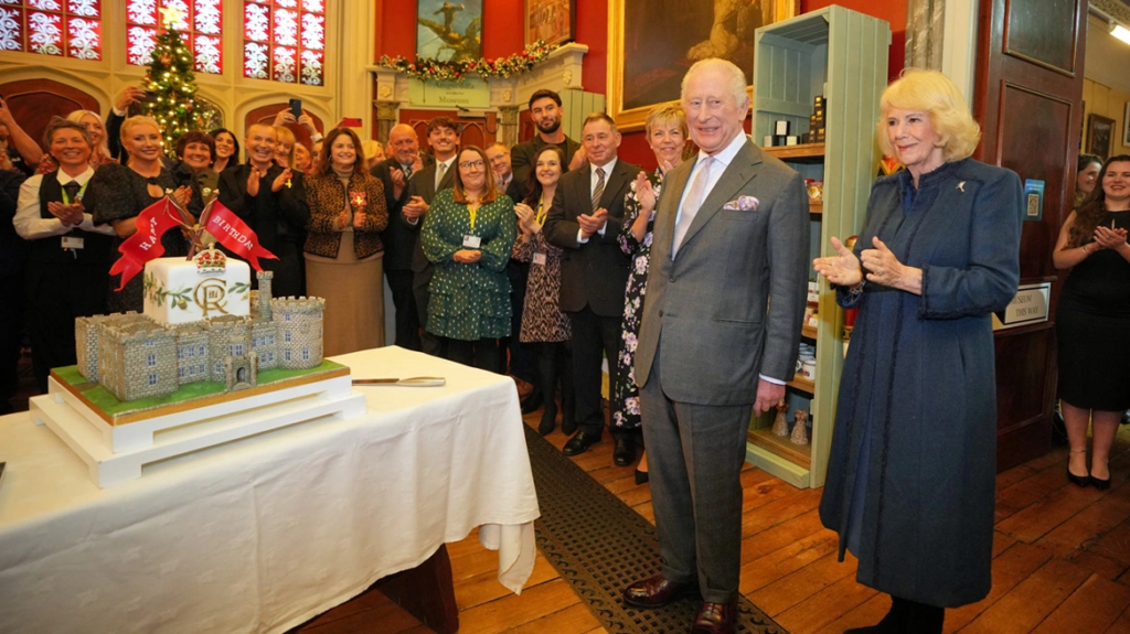 Ο βασιλιάς Κάρολος γιόρτασε τα 77α γενέθλια του και έσβησε τούρτα κάστρο - Δείτε το βίντεο